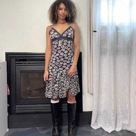 Vintage gray & pink floral lace trimmed rom com midi dress with ruffle hem XS/S - Picture 10 of 12